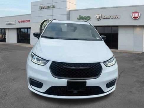 Used 2025 Chrysler Pacifica Limited FWD image 2