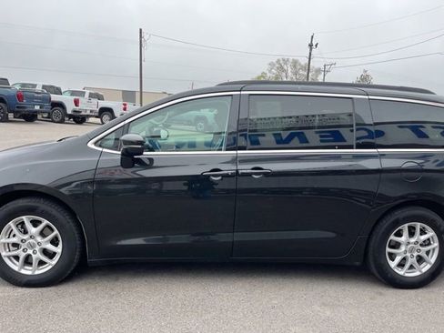 Used 2022 Chrysler Pacifica Touring-L FWD image 8