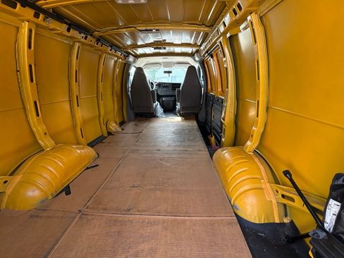 Used 2018 Chevrolet Express 2500 RWD image 3