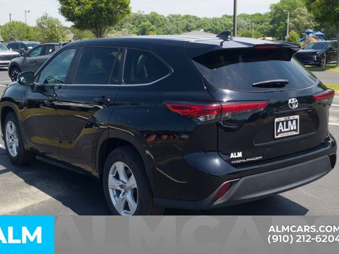 Used 2023 Toyota Highlander L FWD image 11