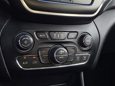 Used 2019 Jeep Cherokee Trailhawk image 26