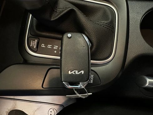 Used 2025 Kia Soul LX w/ LX Technology Package FWD image 17