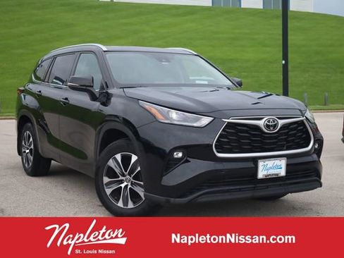 Used 2021 Toyota Highlander XLE AWD/4WD image 1
