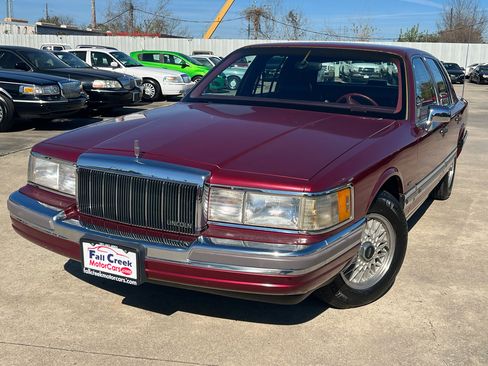Used 1990 Lincoln Town Car image 10
