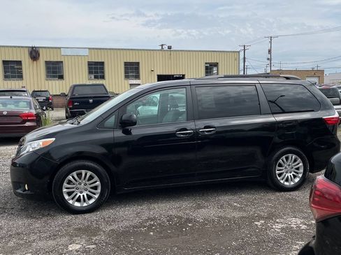 Used 2017 Toyota Sienna XLE w/ XLE Navigation Package FWD image 5