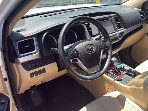 Used 2019 Toyota Highlander Plus FWD image 2