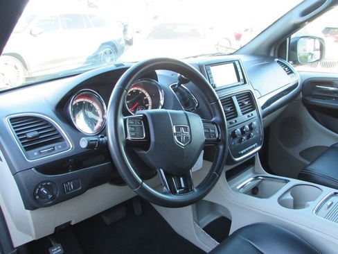 Used 2019 Dodge Grand Caravan SXT image 7