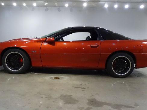 Used 2001 Chevrolet Camaro Z28 w/ SS Performance/Appearance Pkg RWD image 6