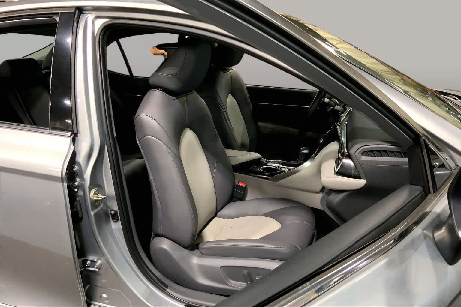 Certified 2020 Toyota Camry XLE FWD image 9