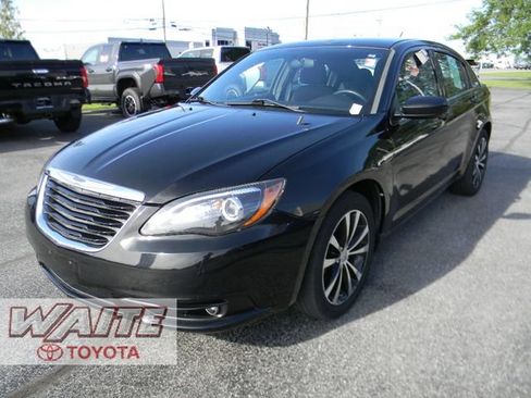 Used 2013 Chrysler 200 Touring w/ S Exterior Appearance Pkg FWD image 5