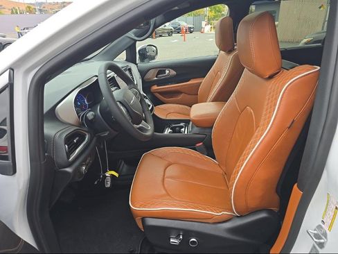 Used 2025 Chrysler Pacifica Pinnacle FWD image 7