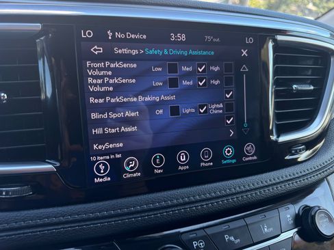 Used 2019 Chrysler Pacifica Limited w/ Advanced Safetytec Group FWD image 32