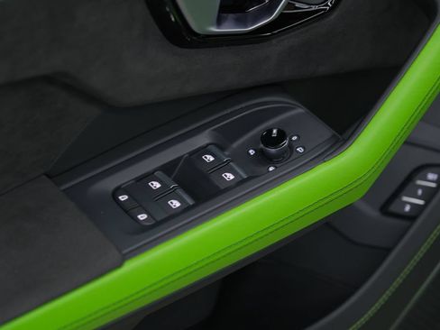 Used 2022 Lamborghini Urus AWD/4WD image 42