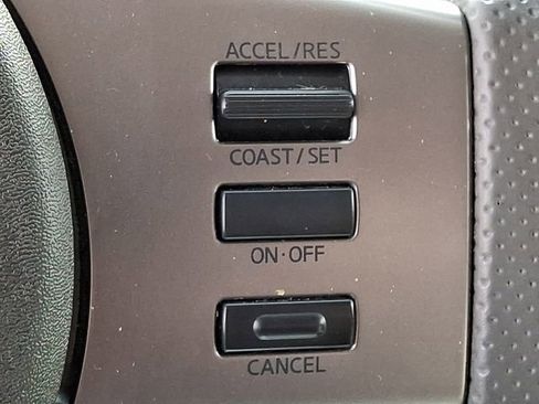 Used 2010 Nissan Frontier SE image 19