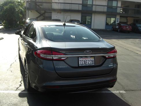 Used 2017 Ford Fusion SE w/ Fusion SE Technology Package FWD image 11