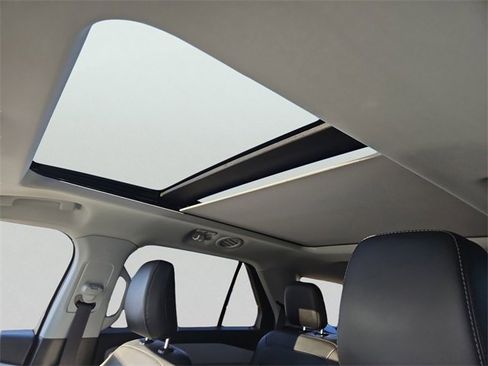 Used 2022 Ford Explorer XLT w/ Equipment Group 202A image 15