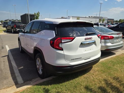 Used 2024 GMC Terrain SLE FWD image 2