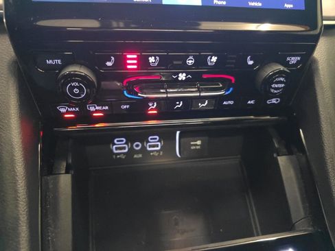 Used 2024 Jeep Grand Cherokee Overland w/ Luxury Tech Group IV image 18