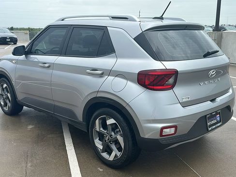 Used 2024 Hyundai Venue SEL FWD image 11