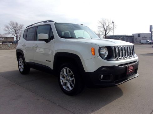 Used 2018 Jeep Renegade Latitude w/ Cold Weather Group AWD/4WD image 4