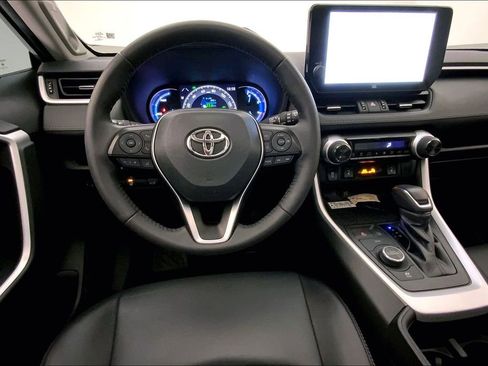 Used 2023 Toyota RAV4 XLE Premium image 4