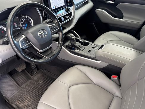 Used 2023 Toyota Highlander XLE AWD/4WD image 9