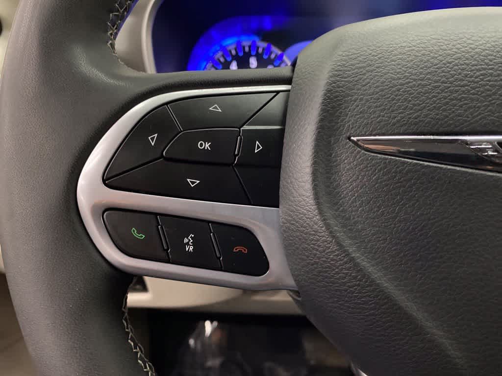 Used 2024 Chrysler Pacifica Touring-L FWD image 20