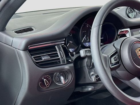 Used 2025 Porsche Macan image 11