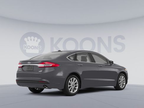 Used 2017 Ford Fusion SE w/ Fusion SE Technology Package FWD image 4