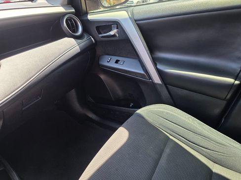 Used 2016 Toyota RAV4 XLE w/ Convenience Package FWD image 32