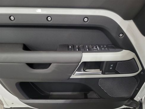 New 2024 Land Rover Defender 110 SE image 15
