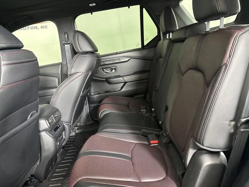 Used 2025 Honda Pilot Black Edition image 28