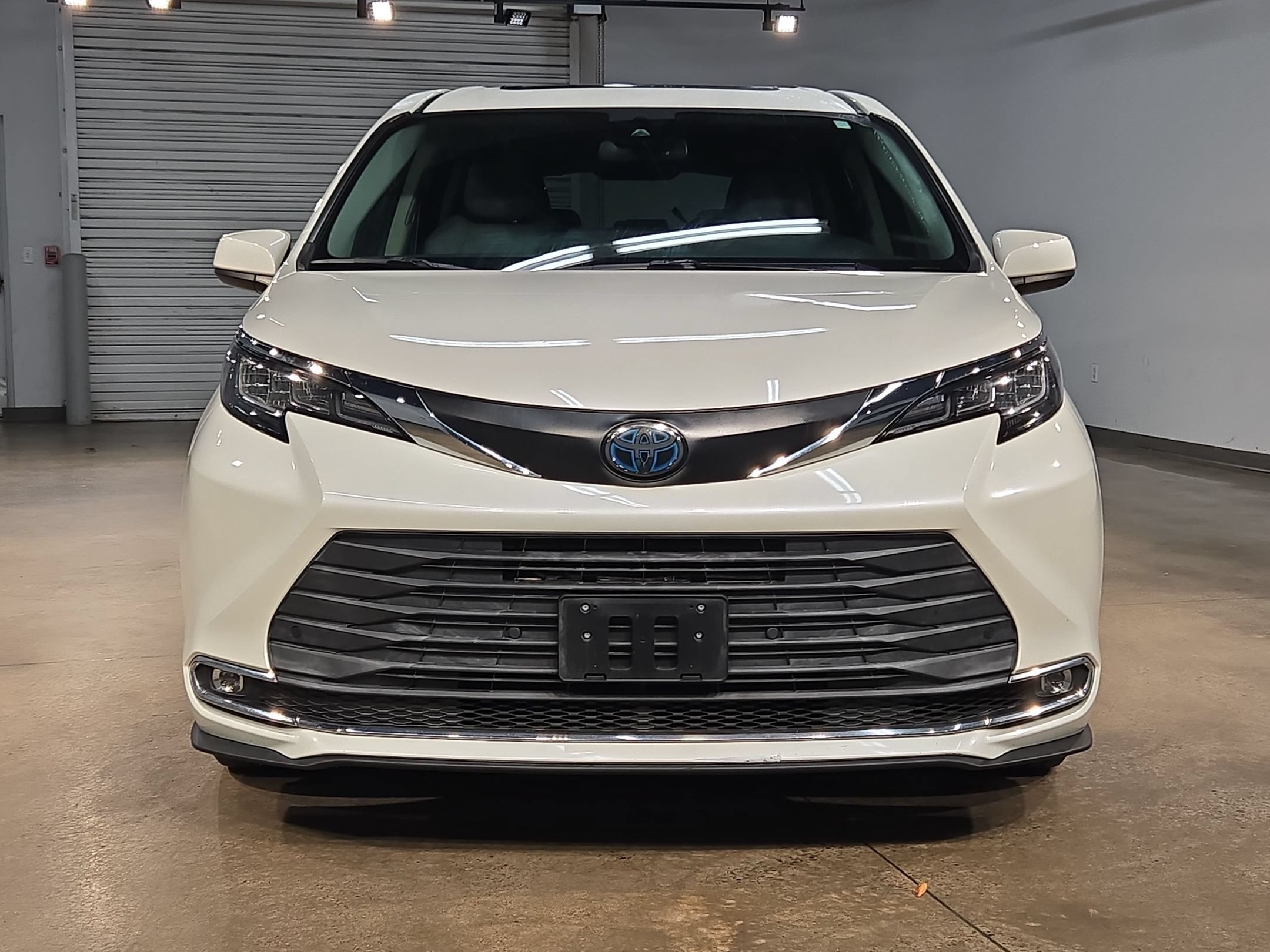 Used 2021 Toyota Sienna XLE FWD image 2