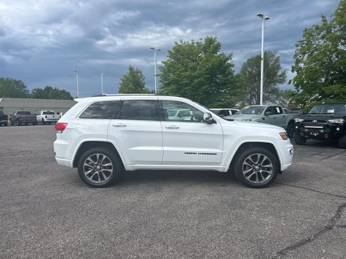 Used 2018 Jeep Grand Cherokee Overland AWD/4WD image 2