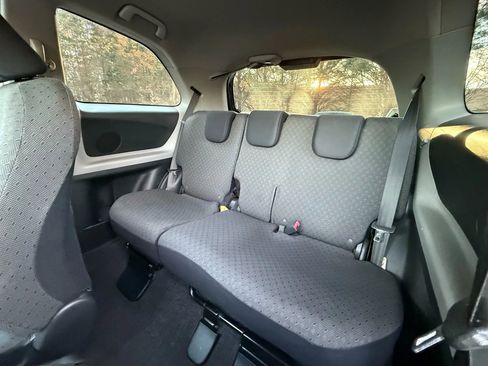 Used 2011 Toyota Yaris 2-Door Hatchback image 15