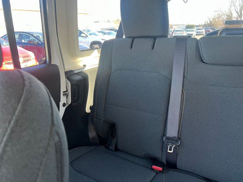 Used 2025 Jeep Wrangler Sahara image 38