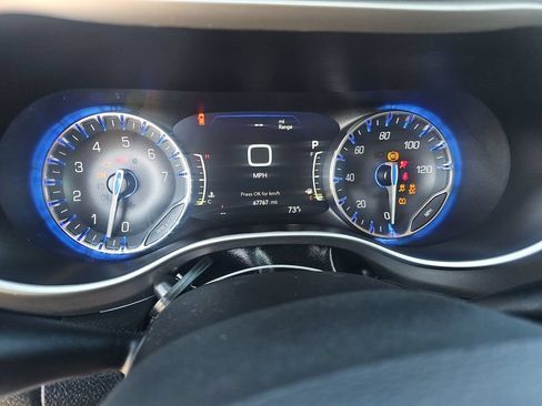 Used 2023 Chrysler Pacifica Touring-L FWD image 2