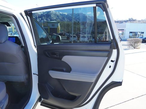 Certified 2023 Toyota Highlander LE image 24