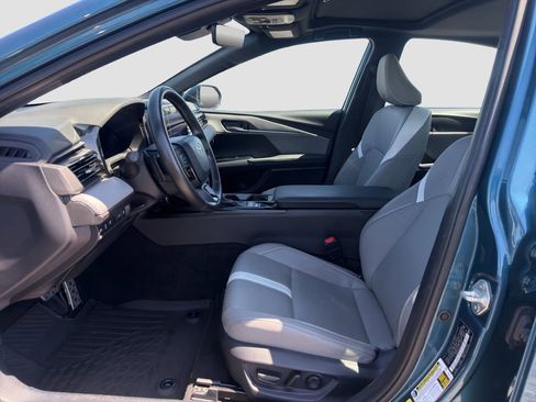 Used 2025 Toyota Camry SE w/ Convenience Package image 9