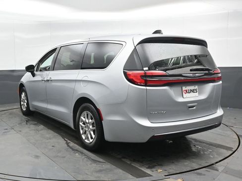 Used 2024 Chrysler Pacifica Touring-L image 11