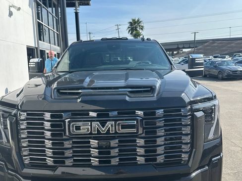 Used 2025 GMC Sierra 2500 Denali Ultimate AWD/4WD image 3