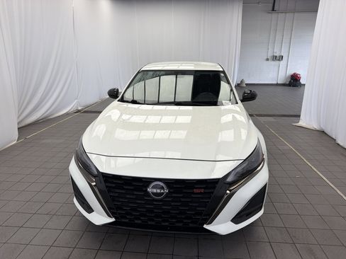 Used 2023 Nissan Altima 2.5 SR FWD image 2