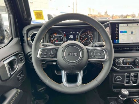 Used 2025 Jeep Wrangler Sahara image 12