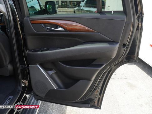 Used 2018 Cadillac Escalade Luxury AWD/4WD image 36