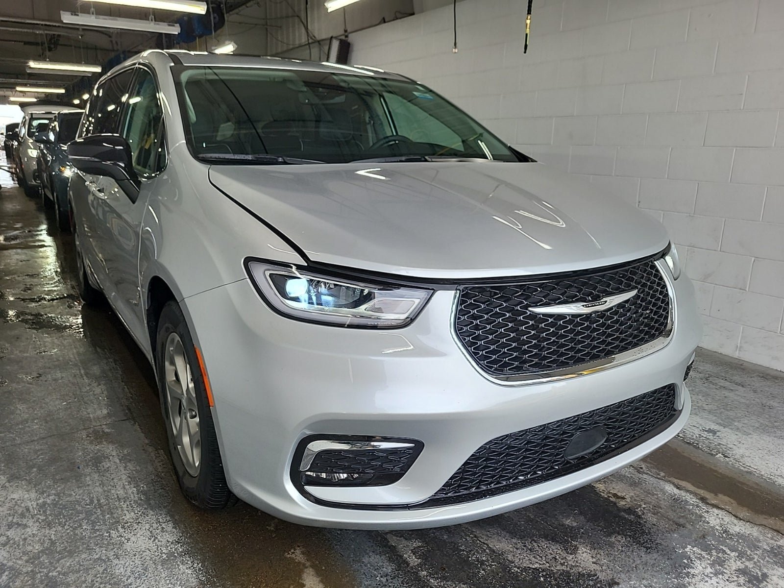 Used 2024 Chrysler Pacifica Limited w/ Trailer Tow Group FWD image 2