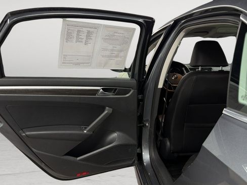 Used 2018 Volkswagen Passat 2.0T SE FWD image 32