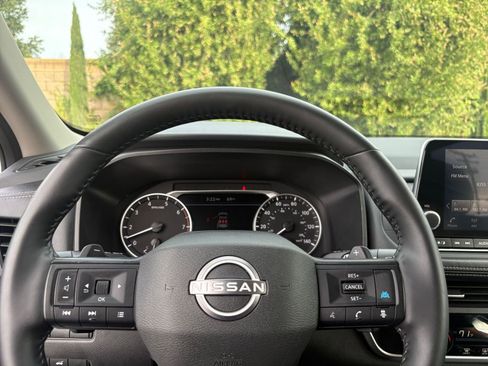 Used 2025 Nissan Rogue SV image 30