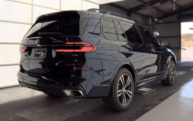 Used 2023 BMW X7 xDrive40i w/ M Sport Package AWD/4WD image 4