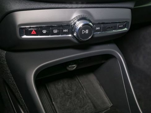 Used 2025 Volvo XC40 B5 Core image 29