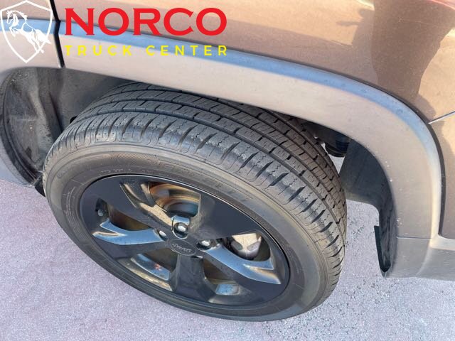 Used 2019 Jeep Cherokee Latitude Plus FWD image 10
